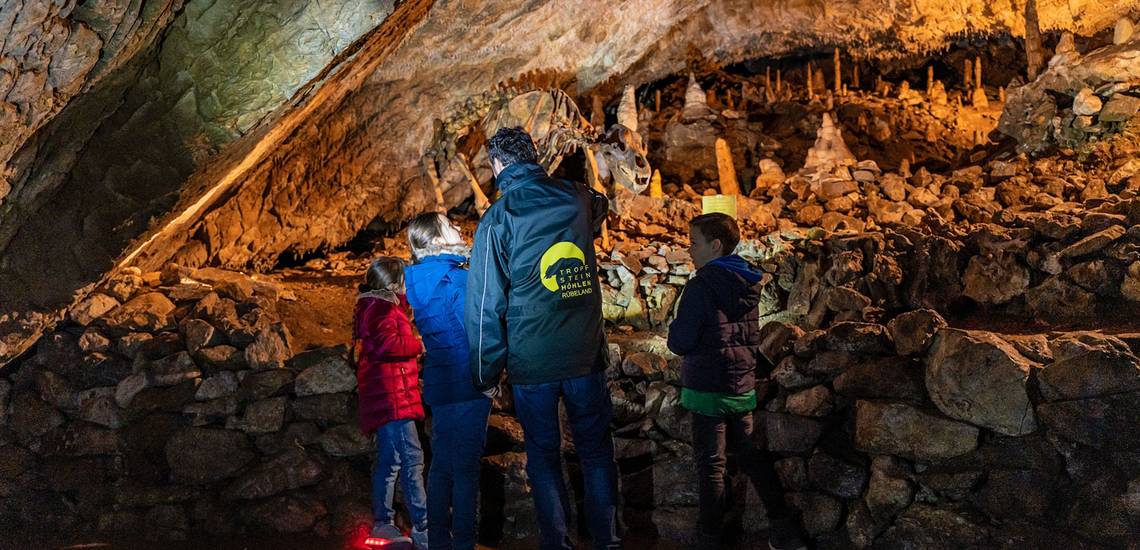 Taschenlampenführung in der Höhle
