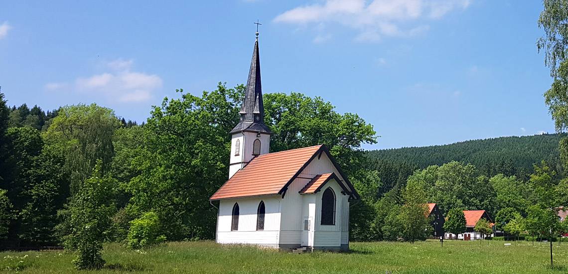 Kleine Holzkirche in Elend im Winter- / Weihnachtszauber