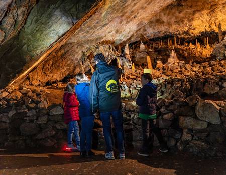Taschenlampenführung in der Höhle