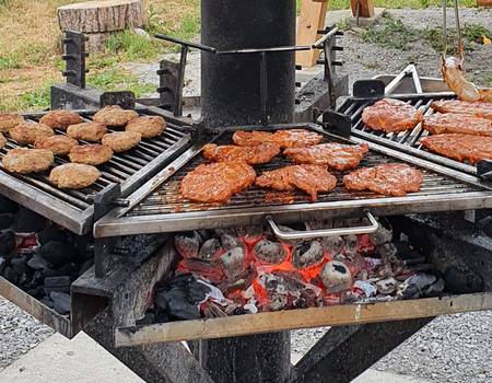 Grill mit Feuer und Fleisch grill mit fleisch
