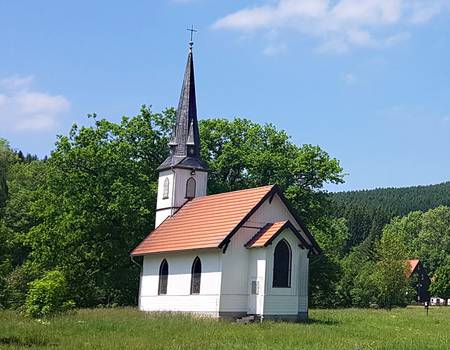 Kleine Holzkirche in Elend im Winter- / Weihnachtszauber