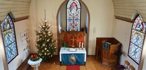 Kleine Holzkirche in Elend Weihnachtlich geschmückter Innenraum der kleinen Holzkirche