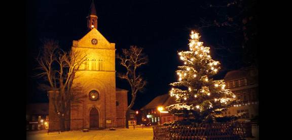 Weihnachtsmarkt Hasselfelde mit St. Antoniuskirche weihnachtsmarkt hasselfelde