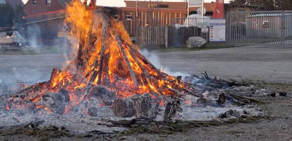 Osterfeuer auf Schützenplatz
