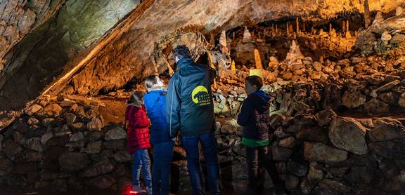 Taschenlampenführung in der Höhle